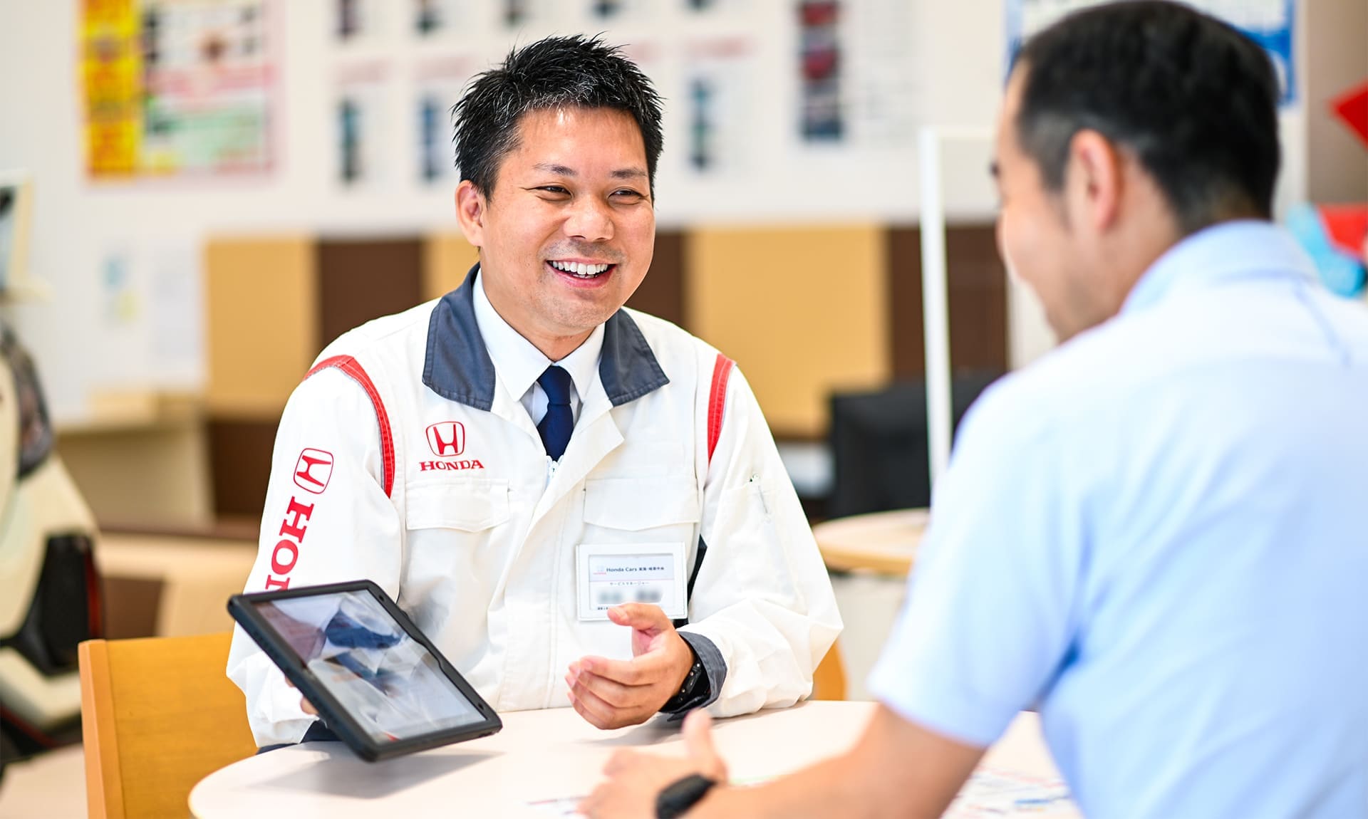 HC東海イメージ スタッフがお客さんと商談している様子