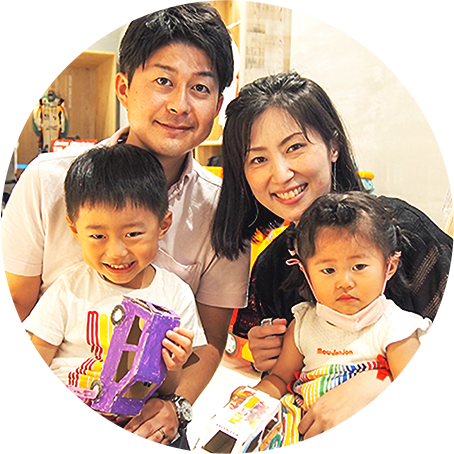 家族が笑顔でこちらを向いている様子